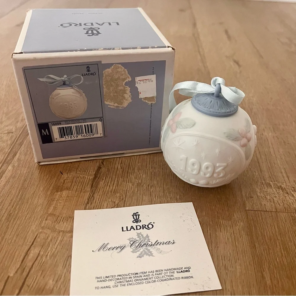 Lladro Bola Navidad 1993‎ Christmas Holiday Porcelain Ball Ornament 16009 Boxed